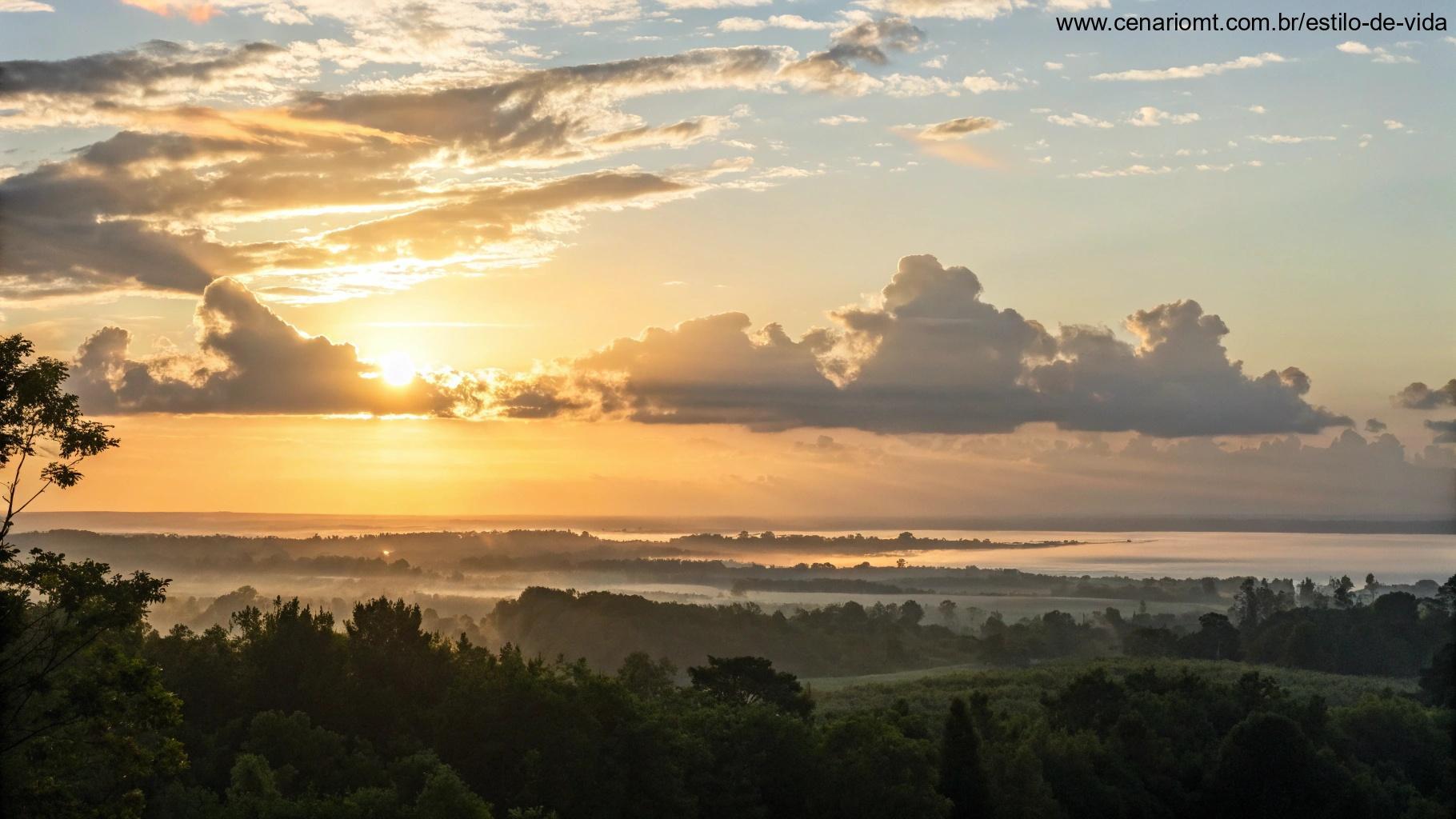 Um lindo amanhecer sereno no horizonte, com nuvens suavemente iluminadas pela luz quente do sol, transmitindo uma sensação de paz e novos começos.