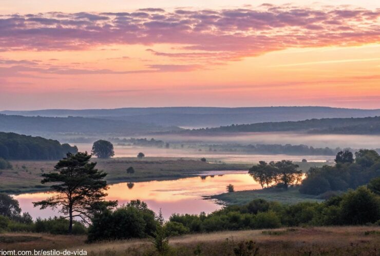Paisagem serena ao amanhecer, com cores suaves e uma atmosfera de paz, simbolizando reflexão e fé.