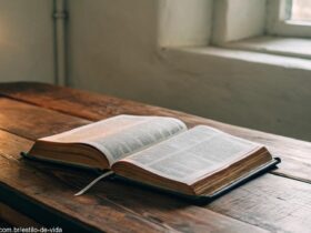 Cena tranquila mostrando uma Bíblia aberta com luz suave iluminando o texto de um versículo do dia.