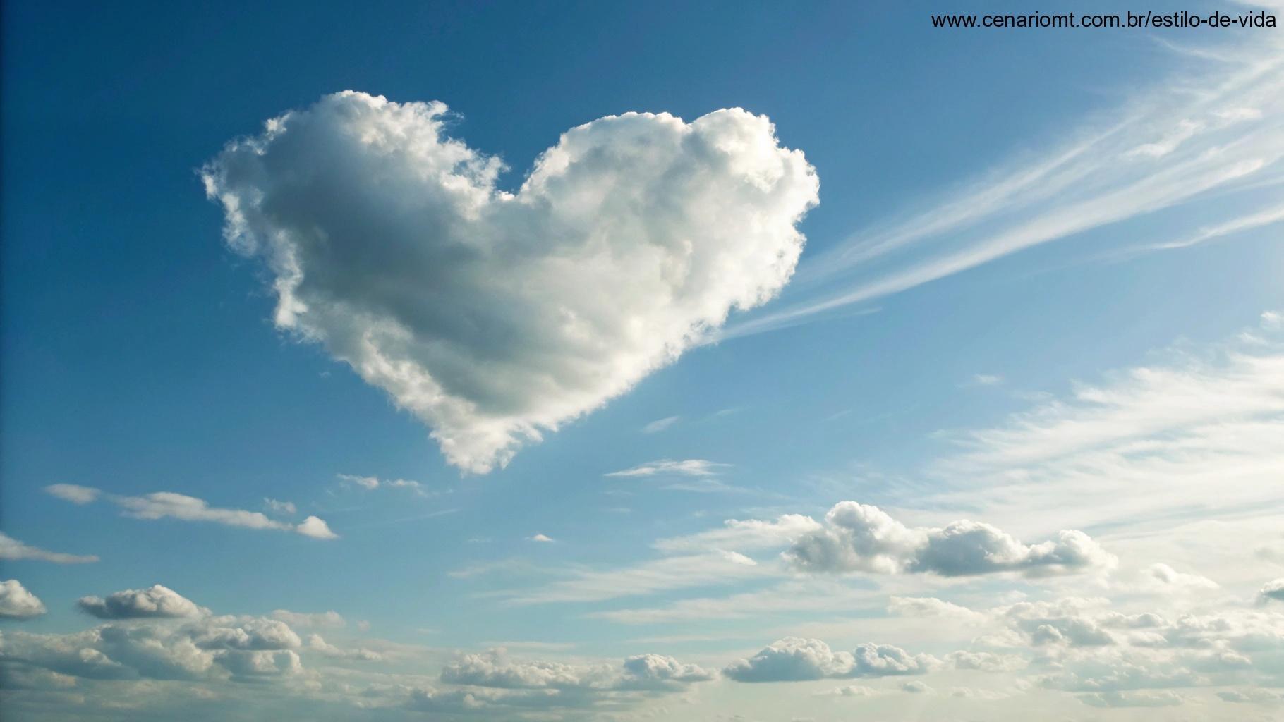 Imagem de uma nuvem em forma de coração em um céu azul, simbolizando amor, paz e reflexão.