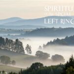 Paisagem serena e pacífica com iluminação suave e uma leve névoa, representando o significado espiritual do zumbido no ouvido esquerdo.