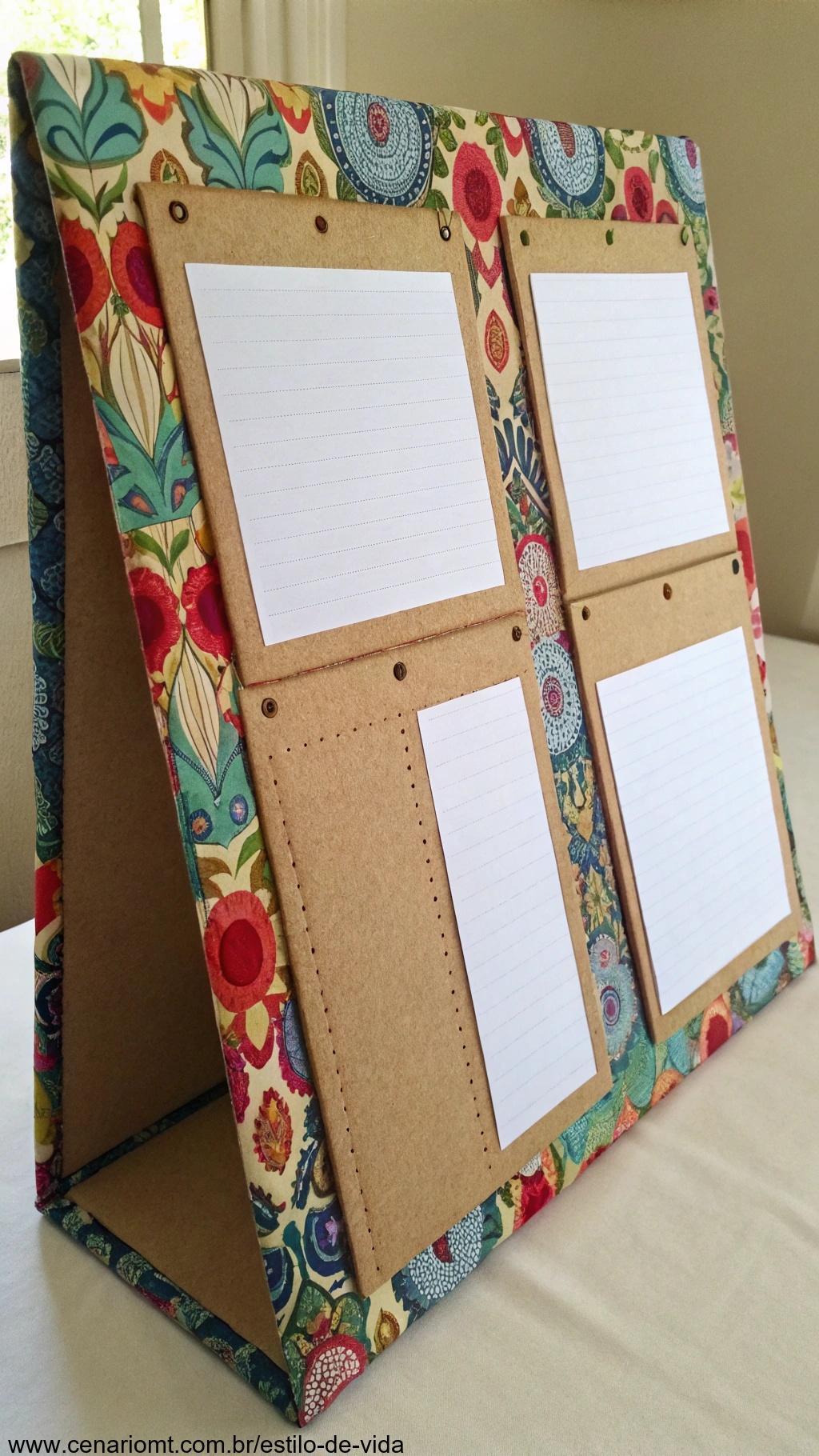 Quadro de recados feito de papelão com acabamento em tecido.
