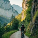 Ciclista pedalando em uma trilha montanhosa, representando melhorias no desempenho no pedal.