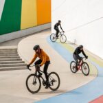 Representação artística simbolizando mitos sobre ciclismo e saúde