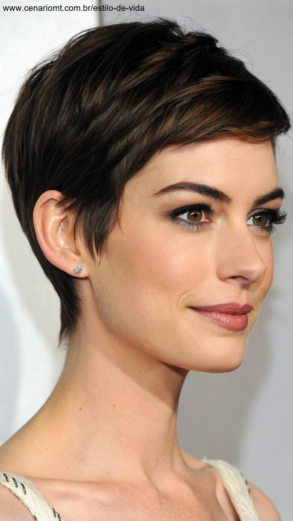 Mulher com corte pixie, com traços faciais destacados pelo penteado curto e chique