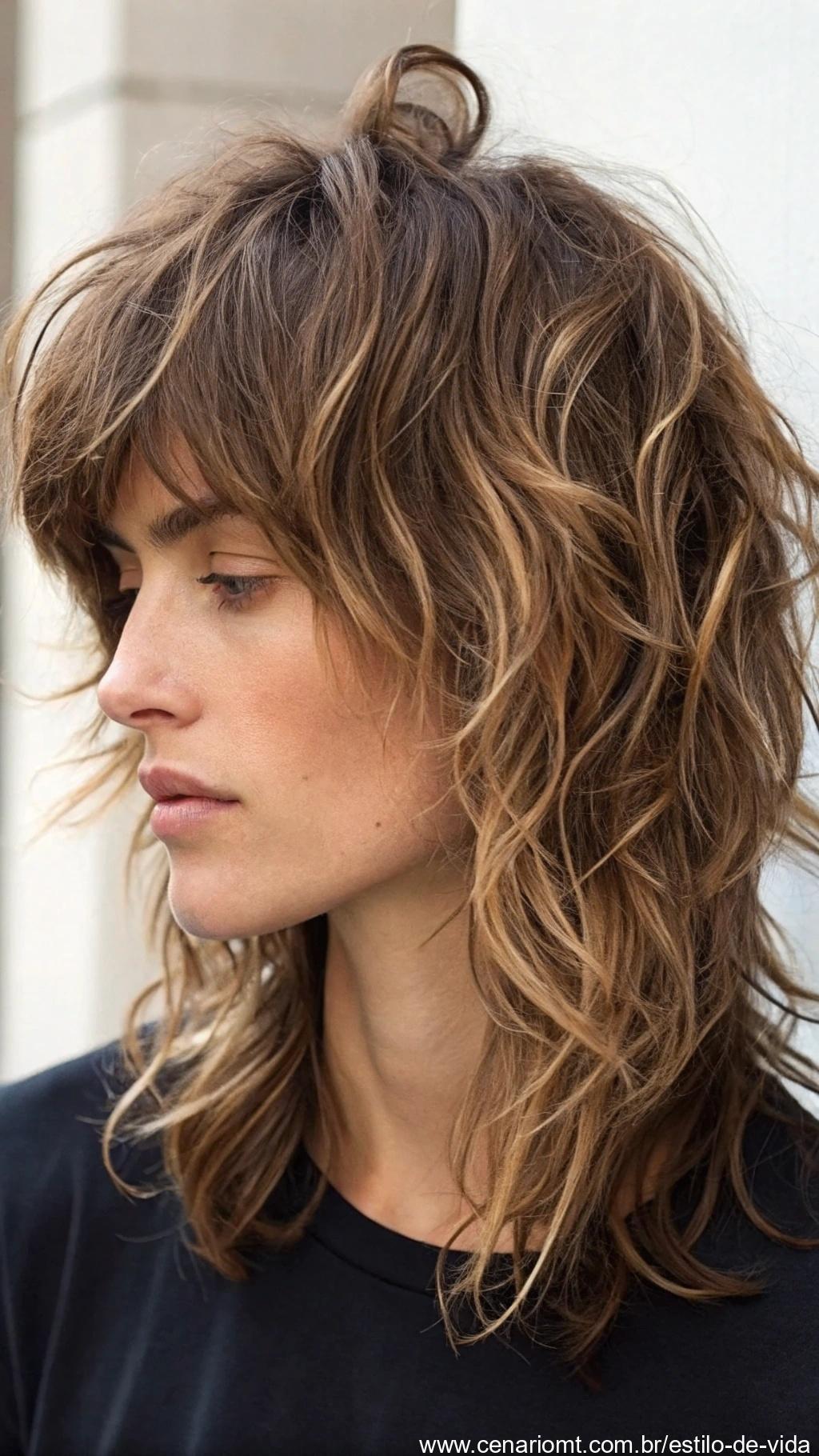 Corte shaggy com franja desfiada: corte de cabelo shaggy com franjas bagunçadas para um visual descontraído.