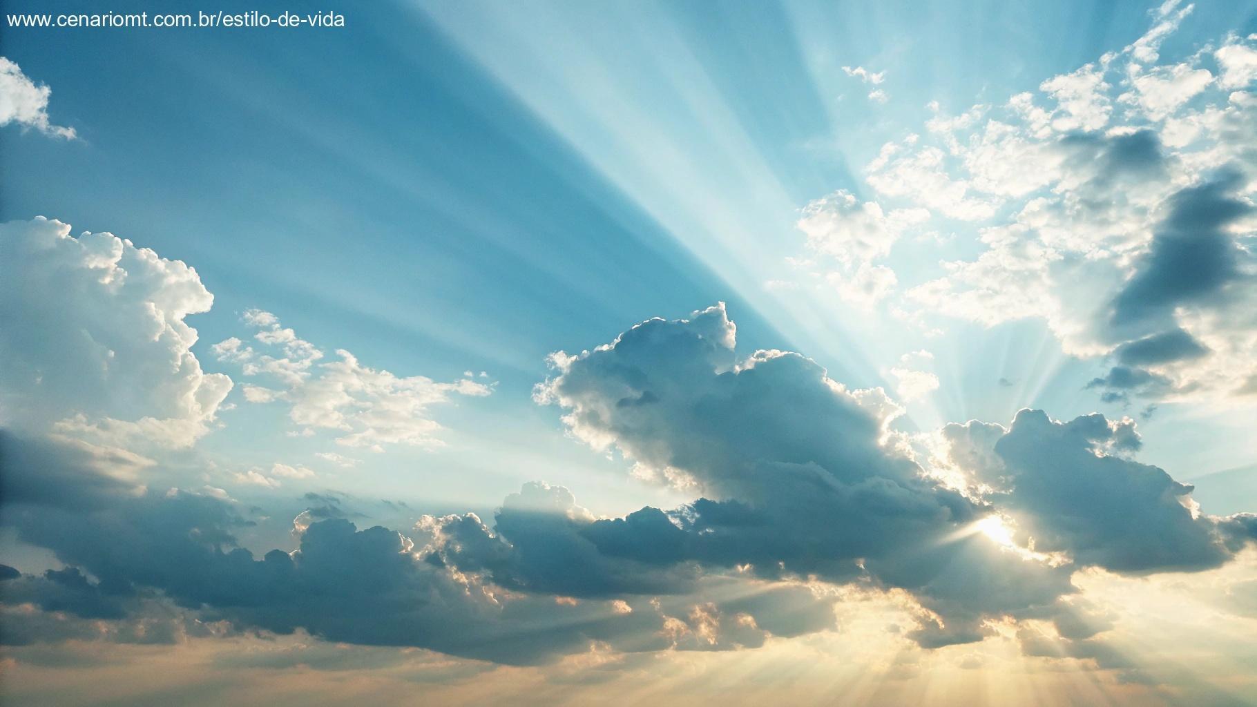 Imagem de um novo dia com luz suave do sol quebrando as nuvens, simbolizando uma nova oportunidade de sucesso.