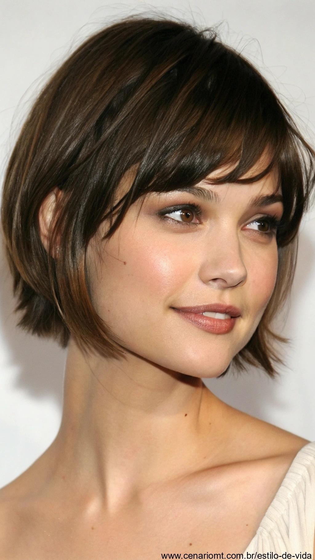 Corte de cabelo curto com franja longa: cabelo curto com franjas longas que moldam o rosto.