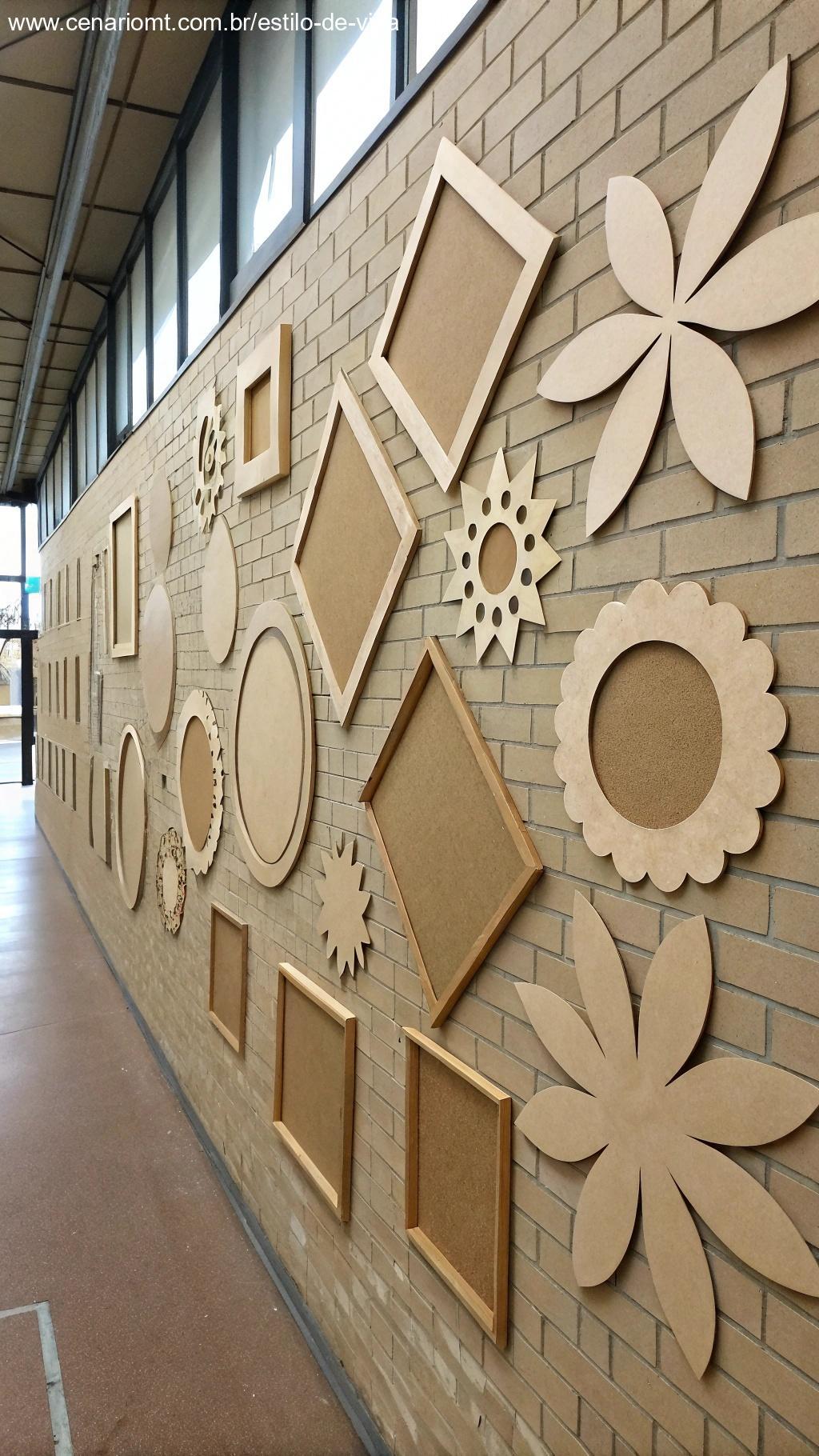 Decoração de parede com papelão.