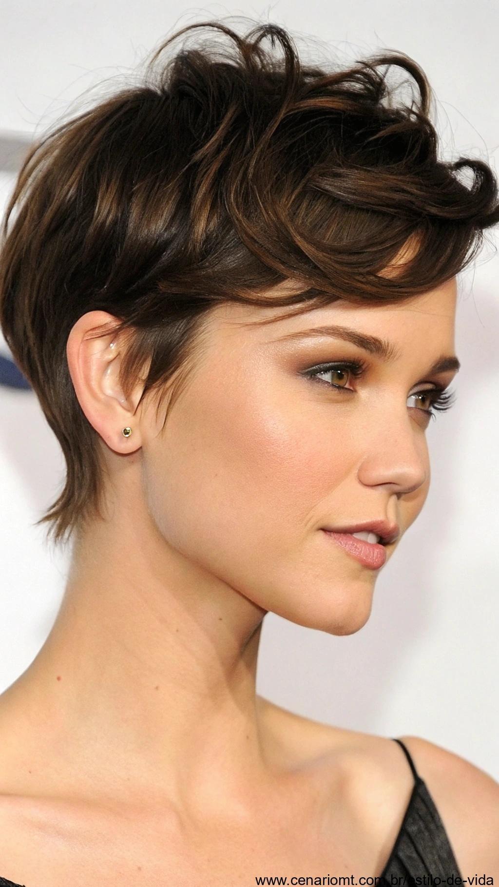 Corte pixie com ponta curvada, cheio de estilo.