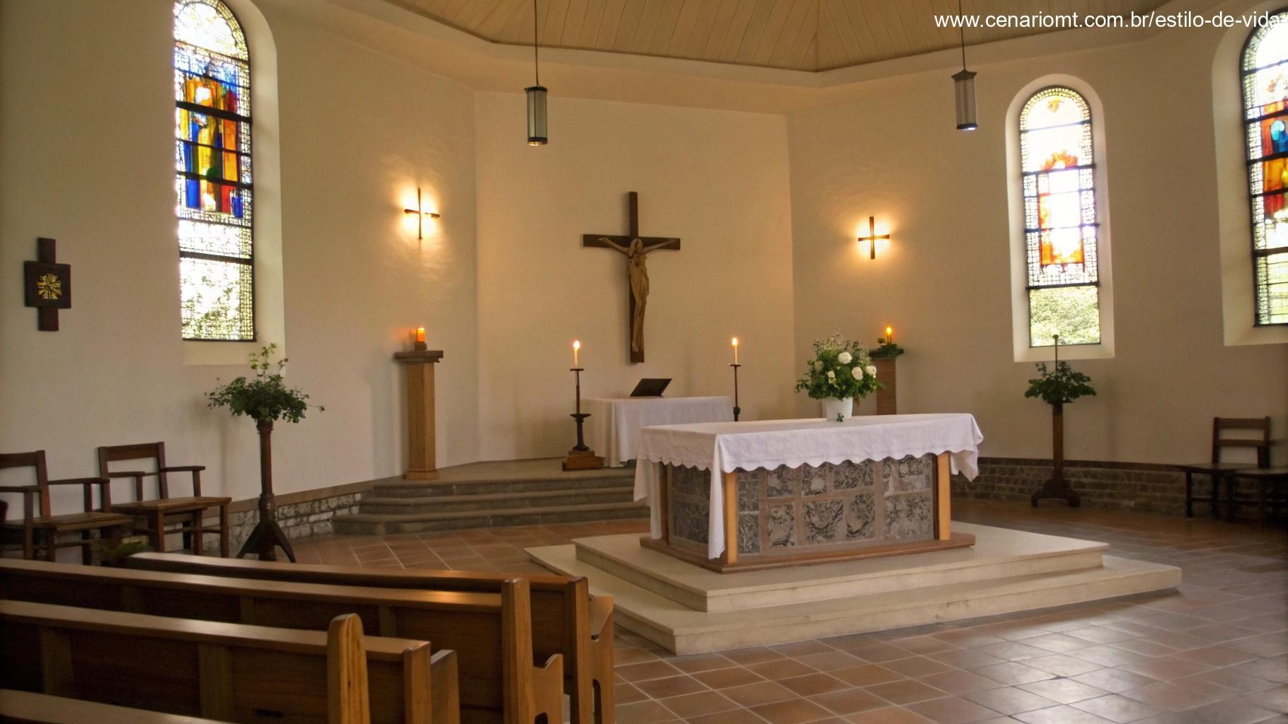 imagem de uma capela tranquila e acolhedora com um altar, incentivando oração e contemplação, simbolizando a importância da oração no dia de hoje