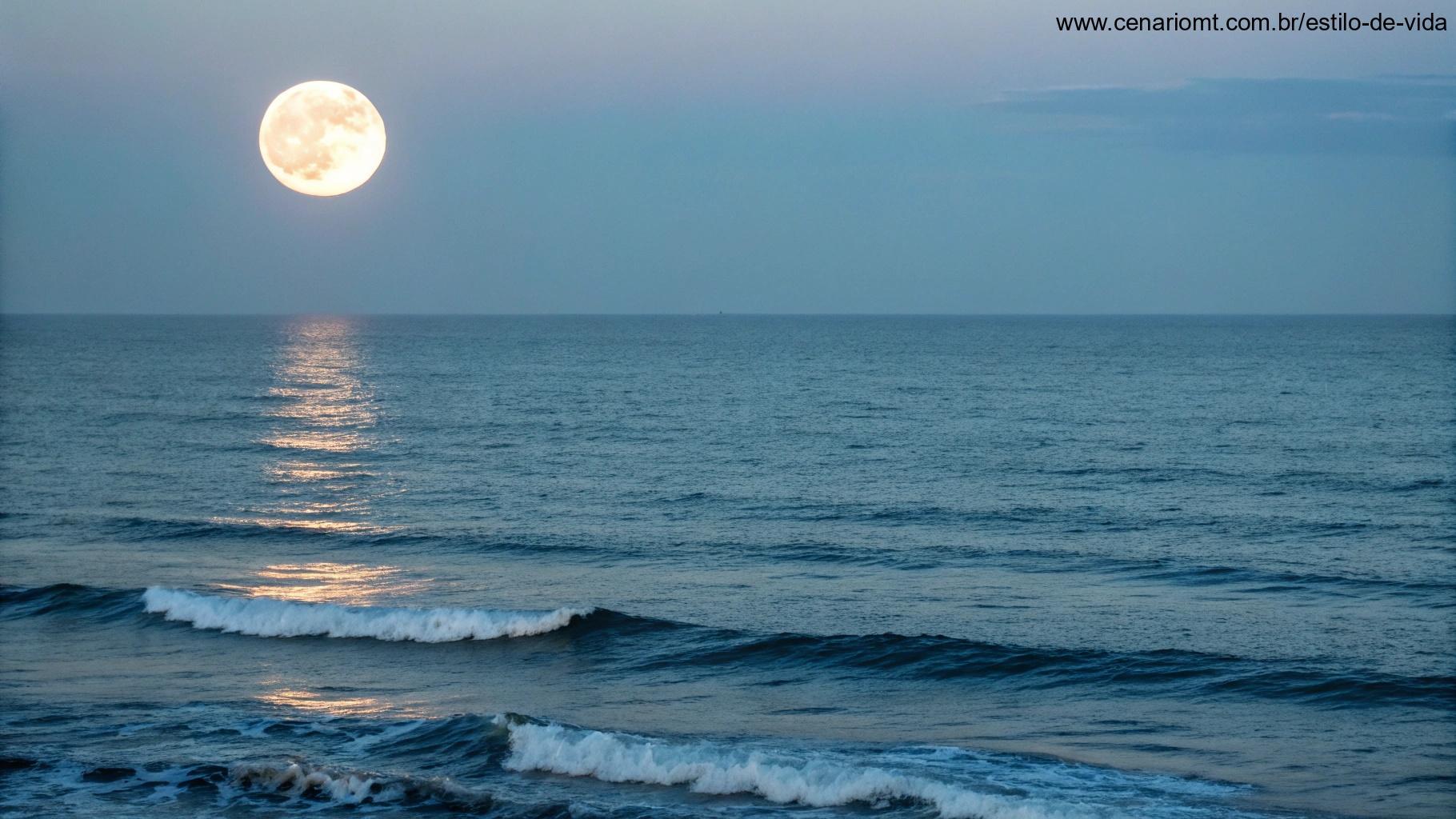 Lua Gibosa Crescente brilhando intensamente no céu, influenciando as marés e refletindo luz na superfície do oceano, com ondas calmas e uma atmosfera tranquila.