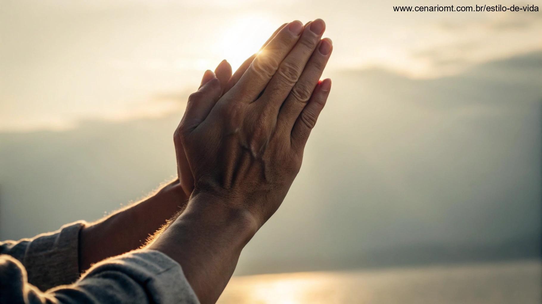 Mãos juntas em oração com luz suave refletindo sobre elas, simbolizando força espiritual.
