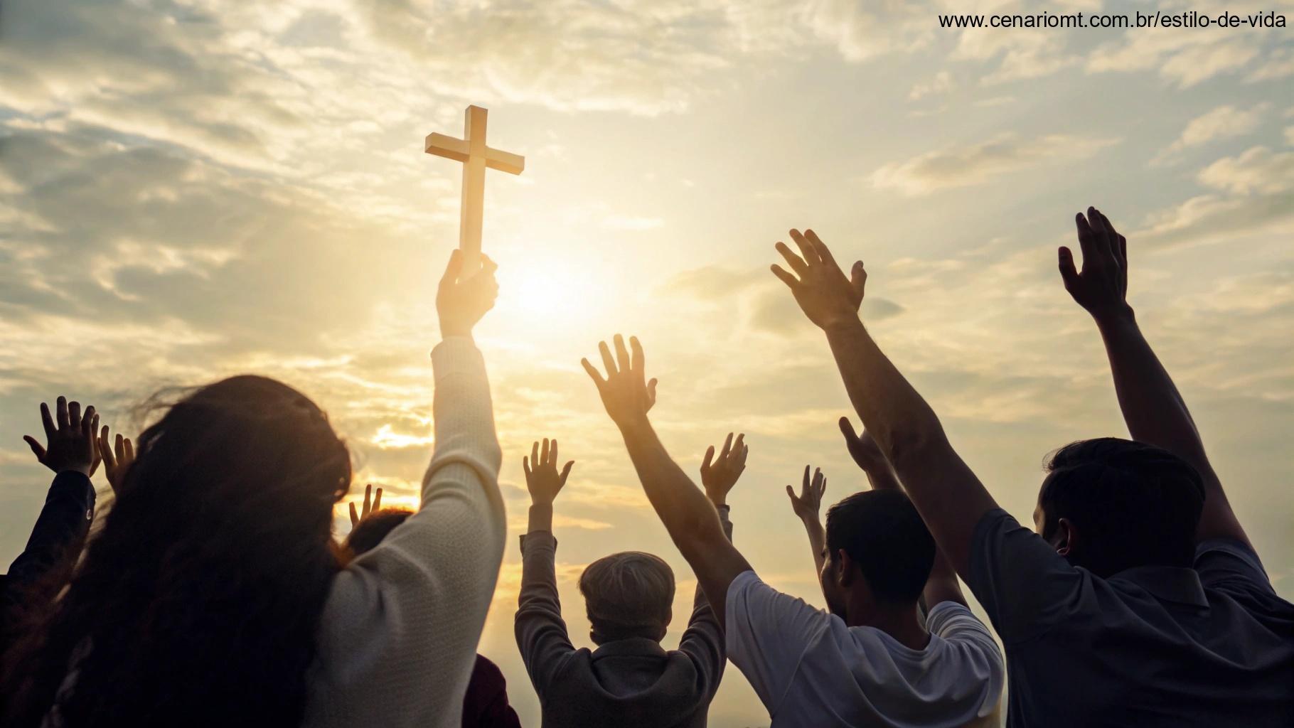 Grupo de mãos estendidas para cima em direção a uma luz brilhante no céu, simbolizando fé, esperança e união, com uma atmosfera calorosa e inspiradora.