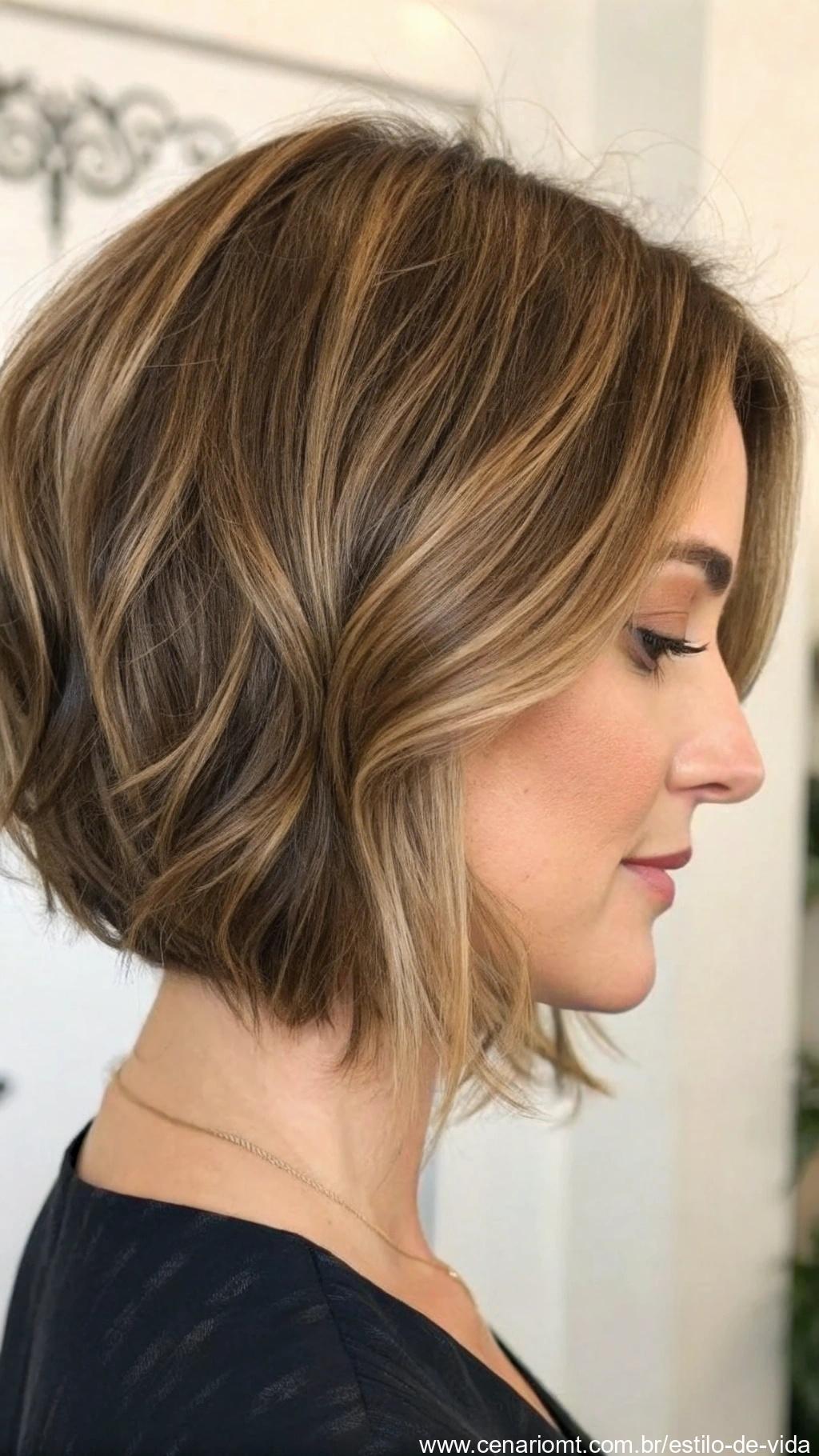 Corte bob graduado, com camadas que criam volume e movimento, exibindo um estilo elegante e dinâmico com pontas suaves e fluídas.