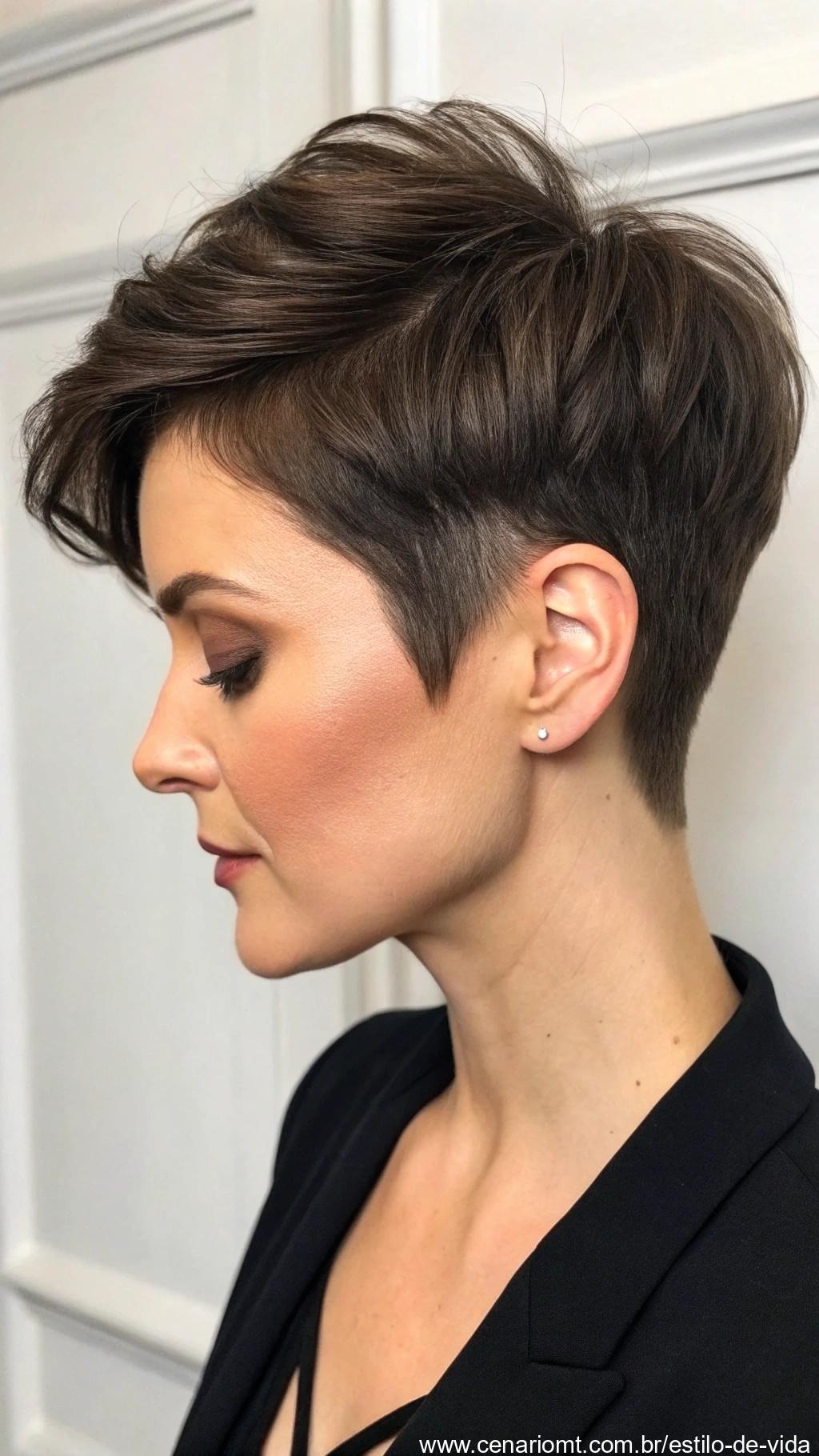 Corte pixie, um estilo atemporal e versátil, estilizado de maneira moderna e com volume no topo, adequado tanto para ocasiões casuais quanto formais.