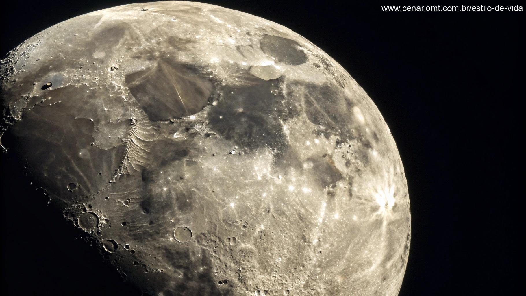 Detalhes sobre a Lua de Hoje, mostrando a superfície e crateras durante a fase Gibosa Crescente.
