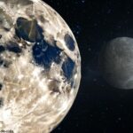 Ilustração detalhada da fase da Lua em 22 de março de 2025, mostrando uma Lua minguante gibosa no céu estrelado.