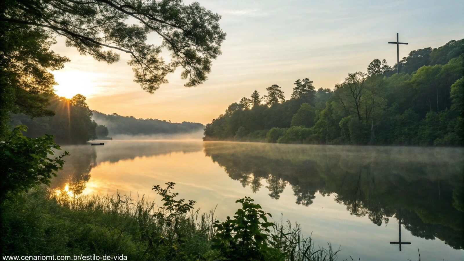 Nascer do sol sereno sobre um lago calmo com uma cruz refletida na água, cercado por vegetação exuberante e luz suave filtrando pelas árvores