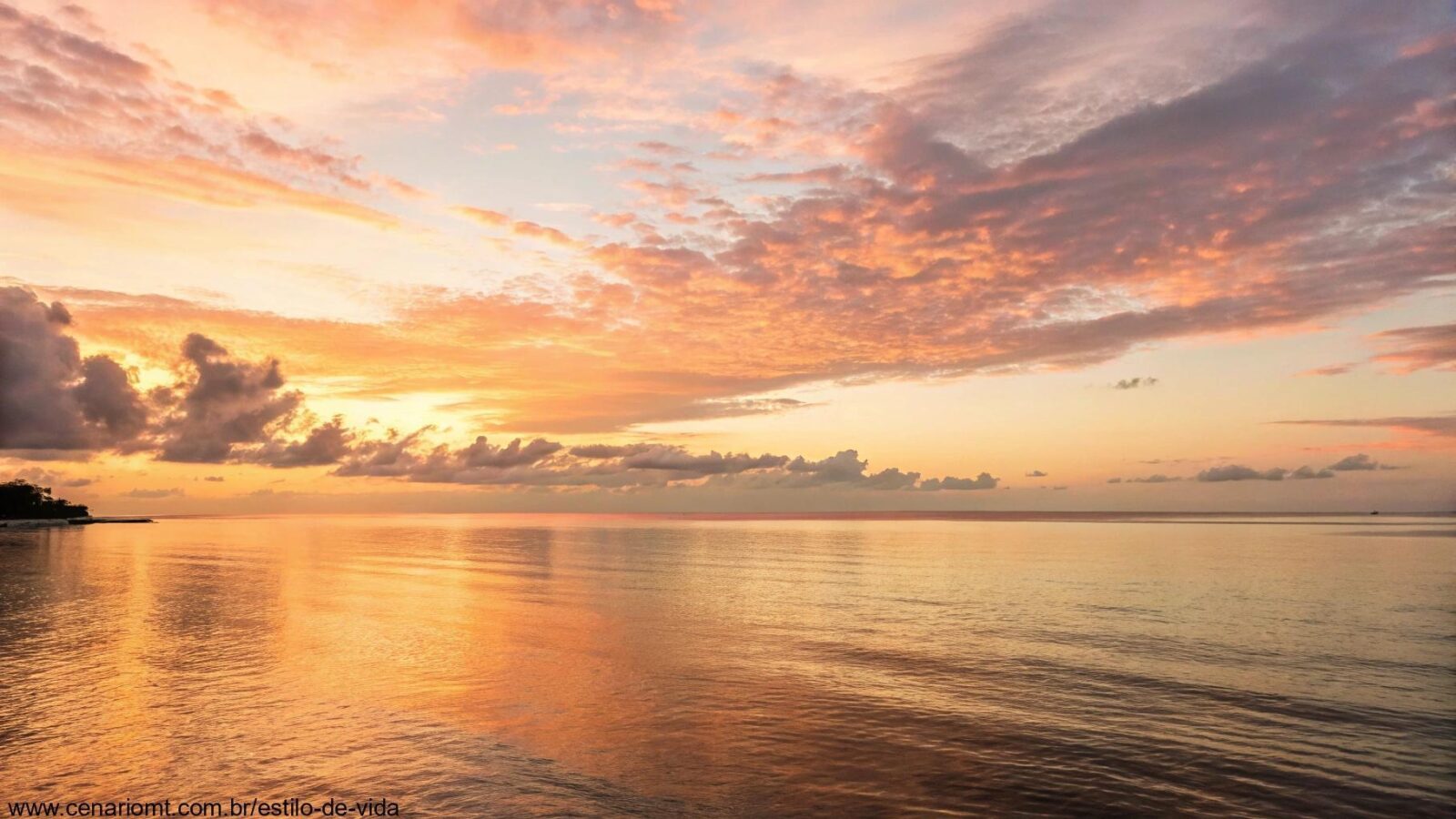 Imagem serena e pacífica com o nascer do sol sobre o mar calmo, representando a reflexão sobre o Evangelho do Dia.