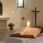 Altar de igreja com Bíblia aberta e velas acesas, criando um ambiente de reflexão religiosa.