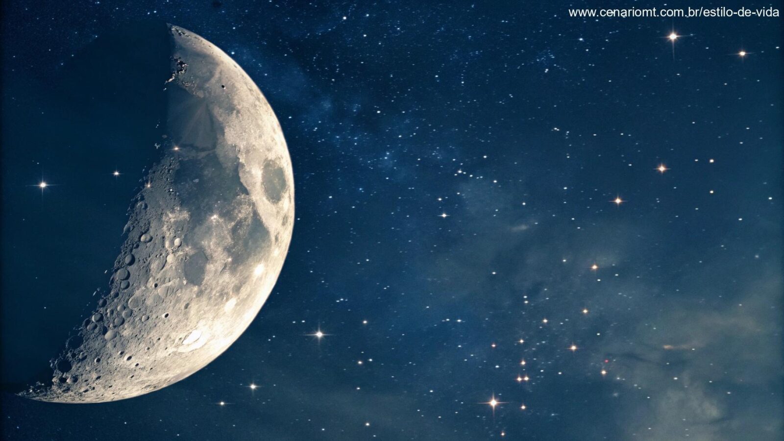 Visão detalhada da lua crescente em um céu claro à noite, com luz suave refletindo na superfície da lua. O fundo mostra um céu escuro cheio de estrelas.