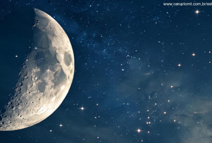Visão detalhada da lua crescente em um céu claro à noite, com luz suave refletindo na superfície da lua. O fundo mostra um céu escuro cheio de estrelas.