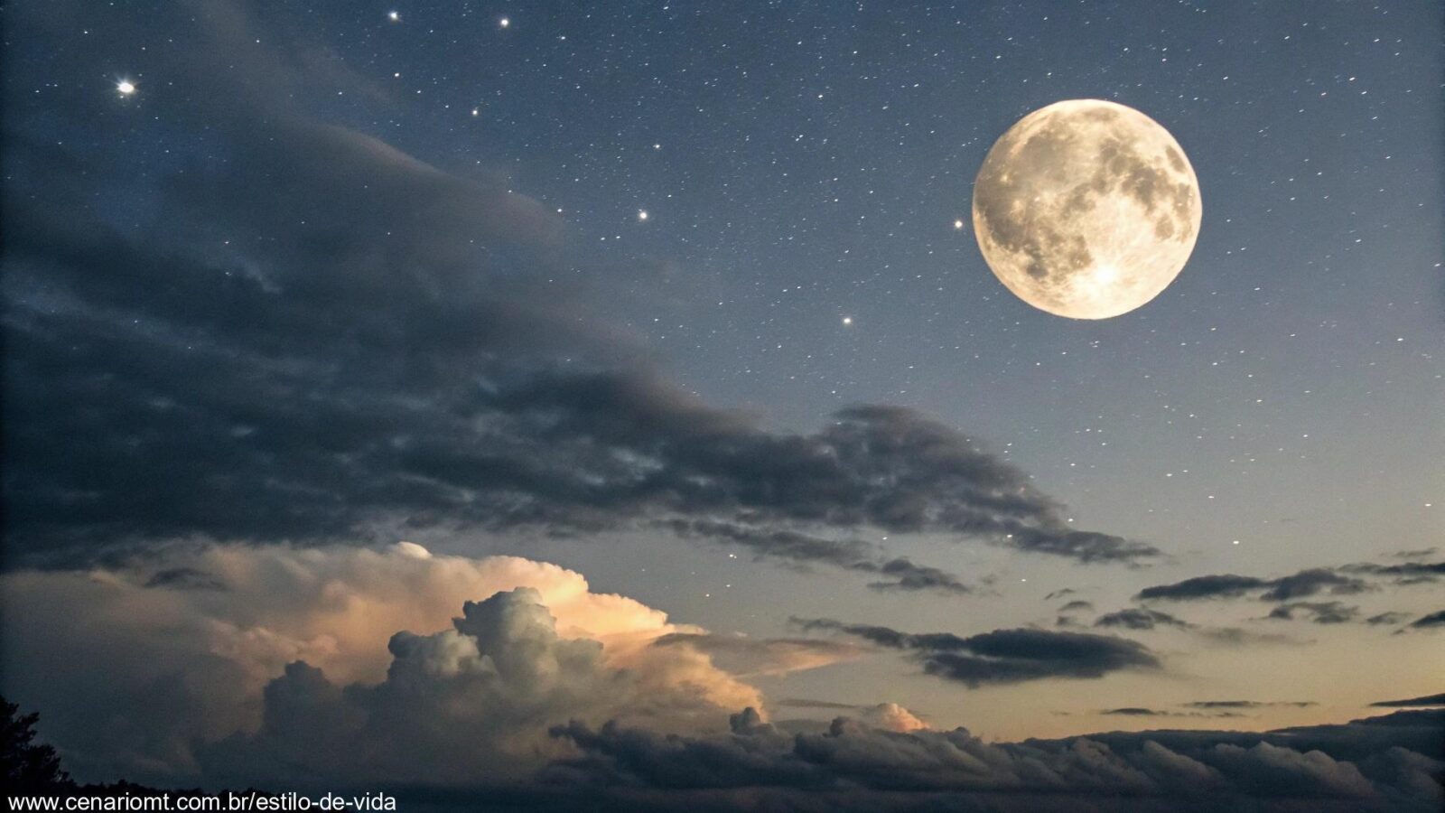 Céu noturno sereno com uma lua gibosa minguante, parcialmente iluminada, cercada por estrelas fracas e nuvens suaves