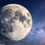 Imagem da fase atual da Lua em 27 de março de 2025, com um céu estrelado ao fundo.