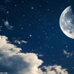 Céu noturno sereno com uma lua minguante, rodeada por nuvens dispersas e uma suave iluminação.