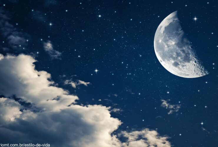 Céu noturno sereno com uma lua minguante, rodeada por nuvens dispersas e uma suave iluminação.