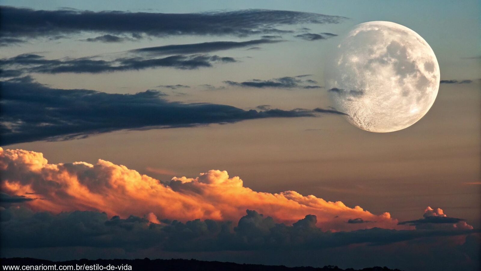 Vista deslumbrante da Lua Gibosa Crescente no céu noturno, com nuvens suaves passando e um toque do brilho laranja do pôr do sol refletindo no horizonte.