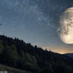 Imagem da Lua na fase Gibosa Crescente, com céu estrelado e iluminação suave.