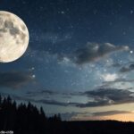 Céu noturno sereno com a lua gibosa minguante, parcialmente iluminada, cercada por estrelas fracas e nuvens suaves