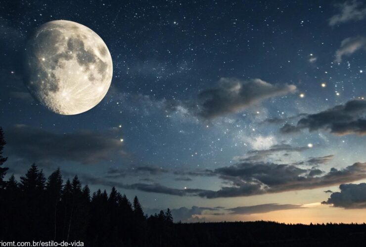 Céu noturno sereno com a lua gibosa minguante, parcialmente iluminada, cercada por estrelas fracas e nuvens suaves