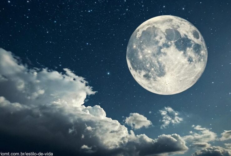 Imagem da lua cheia no céu noturno, rodeada por estrelas e nuvens.