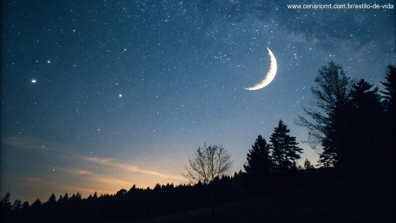 Céu noturno sereno com uma lua crescente brilhante, rodeada por estrelas fracas