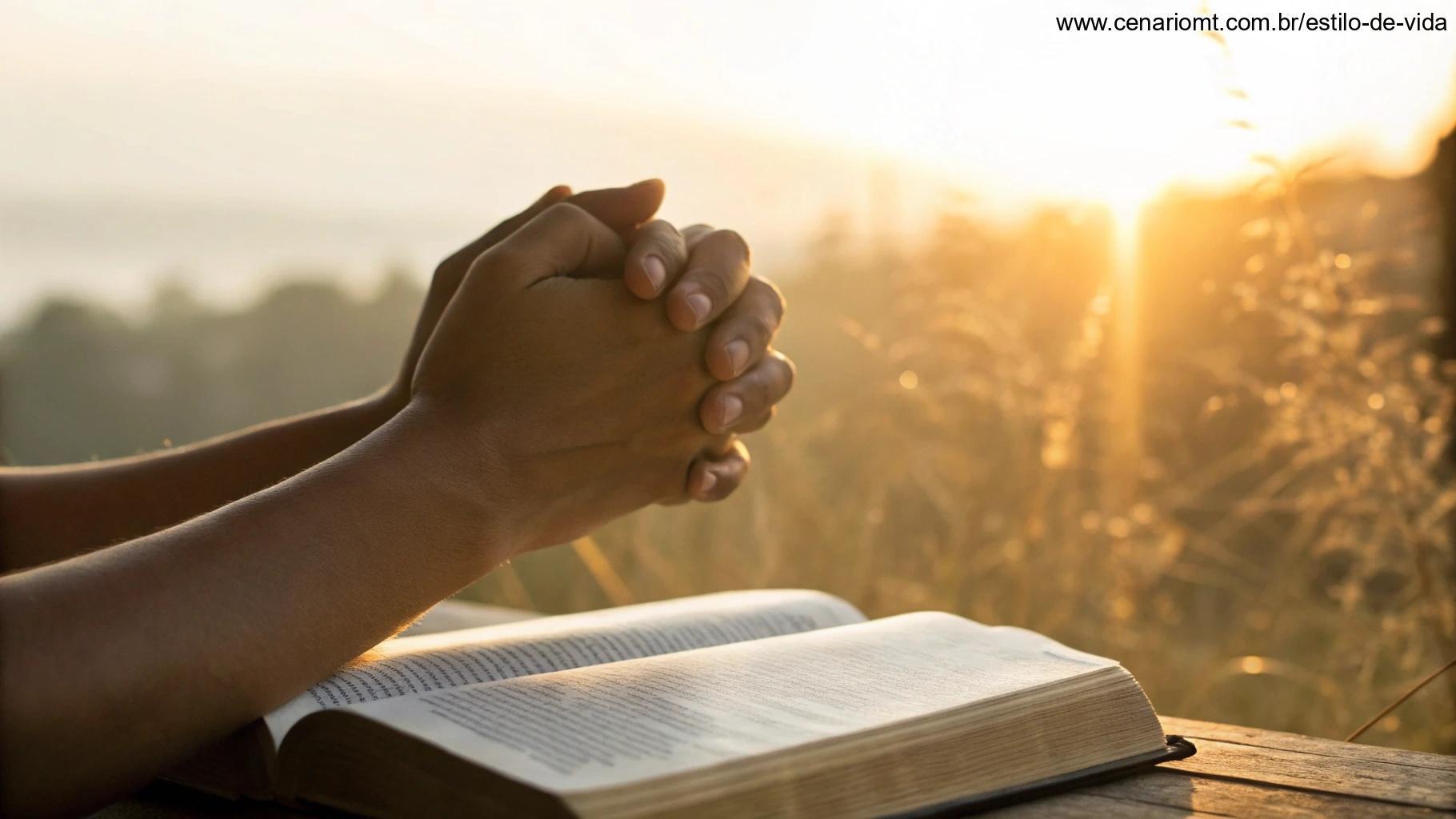 Um par de mãos unidas em oração, com uma luz dourada ao fundo. As mãos estão sobre uma Bíblia, enfatizando o poder da oração para fortalecer a fé. A cena transmite uma sensação de devoção e força espiritual.