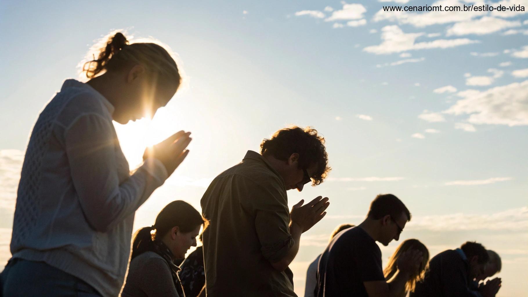 Imagem de um grupo de pessoas em oração sob um céu claro com luz do sol da manhã iluminando, transmitindo um sentimento de unidade e fé enquanto começam o dia juntos.