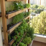 Horta vertical sustentável feita com materiais recicláveis em uma varanda ensolarada.