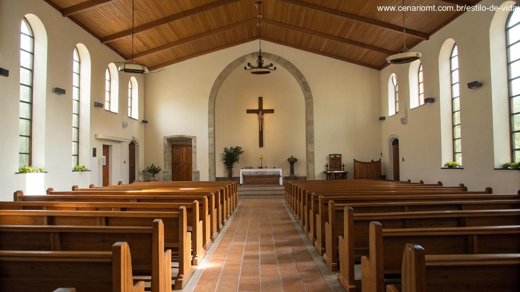 Interior da igreja com bancos de madeira e uma cruz no altar, criando um ambiente meditativo.