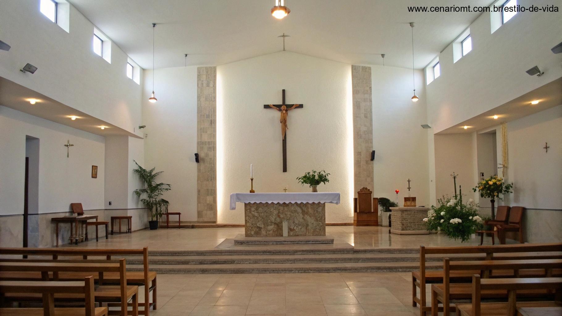 Interior de uma igreja com foco no altar, transmitindo calma e serenidade, ideal para introdução à liturgia diária.