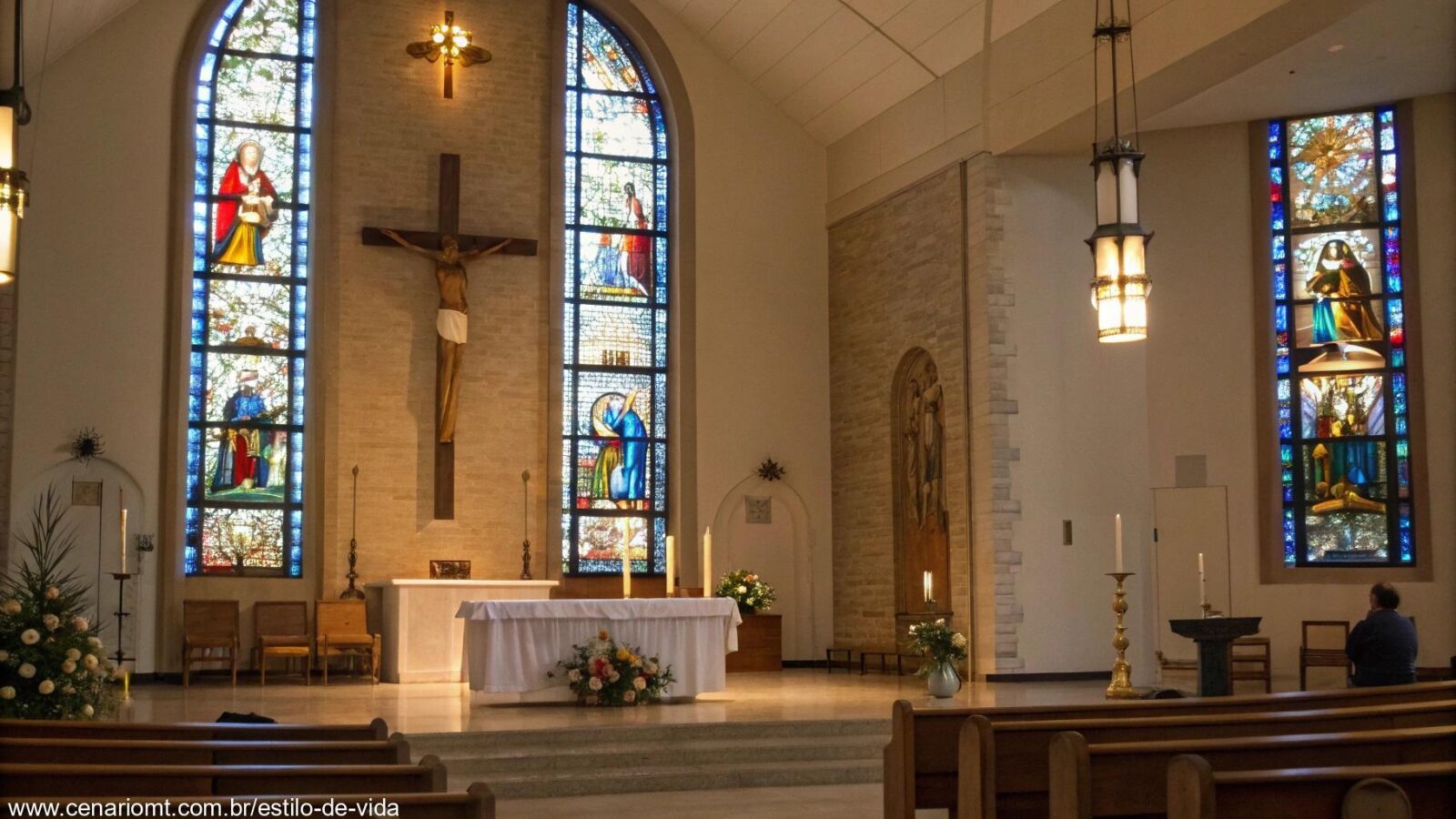 Igreja tranquila com altar simples e vitrais coloridos, transmitindo um ambiente de reflexão.