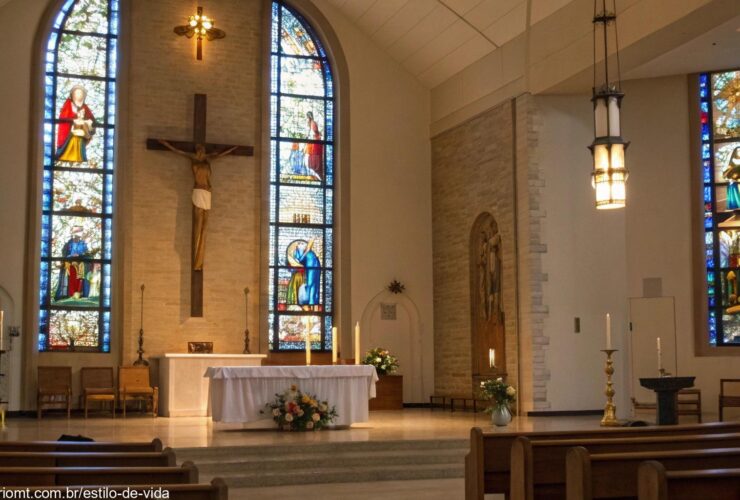 Igreja tranquila com altar simples e vitrais coloridos, transmitindo um ambiente de reflexão.