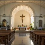 Interior de uma igreja com foco no altar, iluminado por luz suave, transmitindo tranquilidade e devoção.