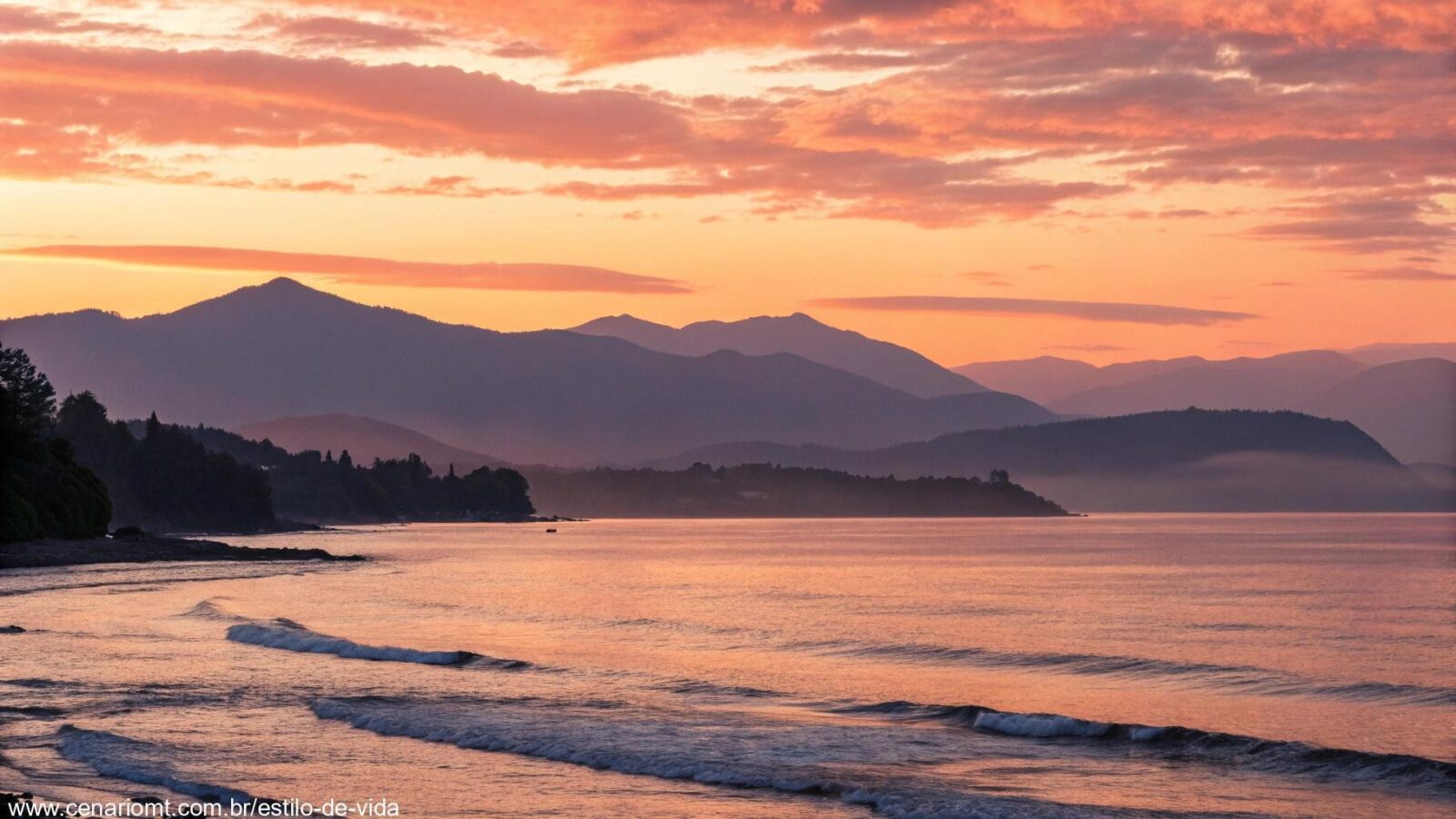 Paisagem tranquila e serena ao pôr do sol, com cores quentes no céu, como laranja e rosa, e um mar ou lago calmo com ondas suaves.