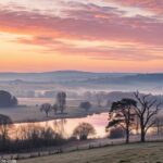 Uma imagem serena de um amanhecer tranquilo, com luz suave e cores suaves, evocando uma sensação de manhã abençoada para uma terça-feira de março de 2025.