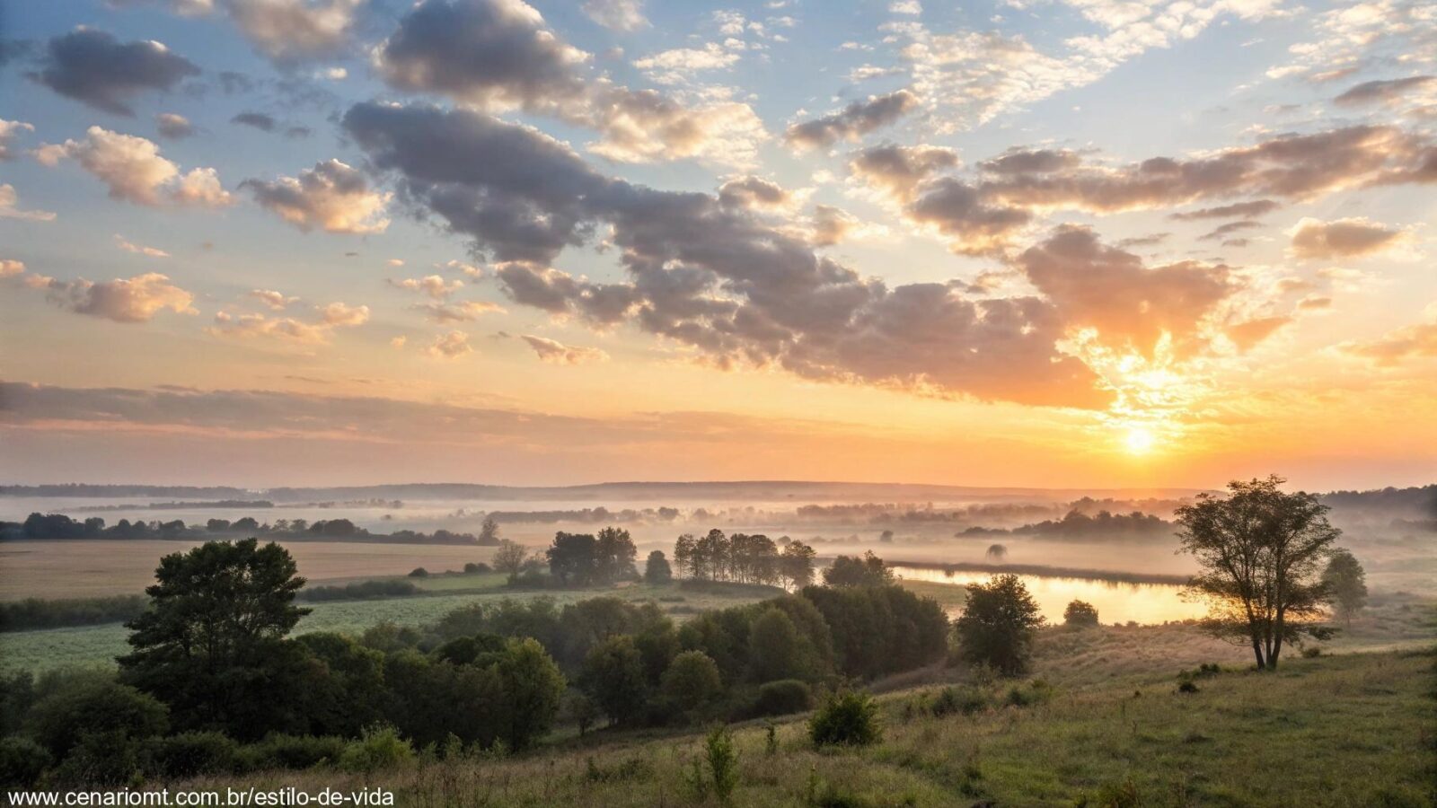 Imagem de um amanhecer sereno sobre uma paisagem tranquila, com nuvens suaves no céu, representando uma manhã esperançosa e abençoada.