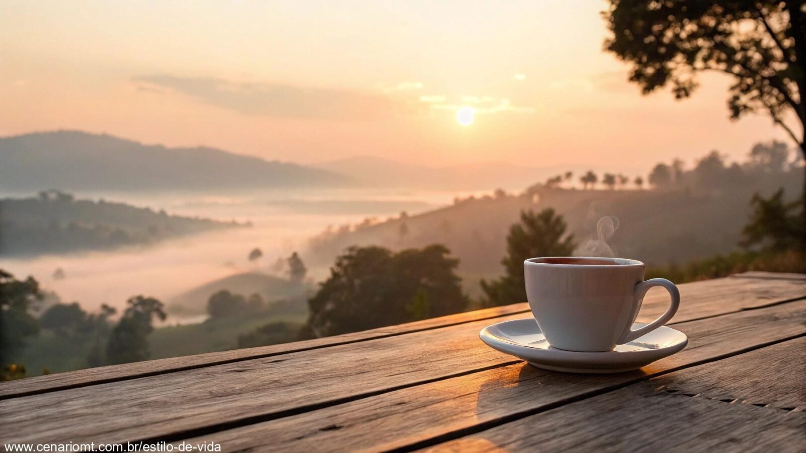 Cenário sereno de manhã com cores suaves, uma xícara de café em uma mesa de madeira com um nascer do sol suave ao fundo.
