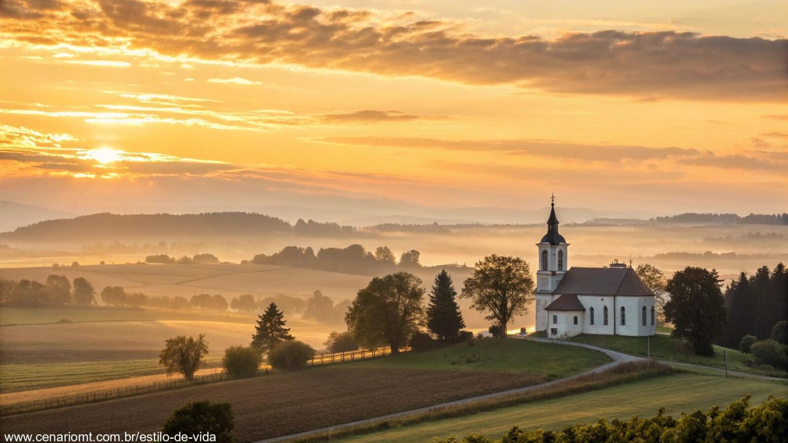 Amanhecer tranquilo sobre uma igreja no campo, com luz dourada iluminando o céu.